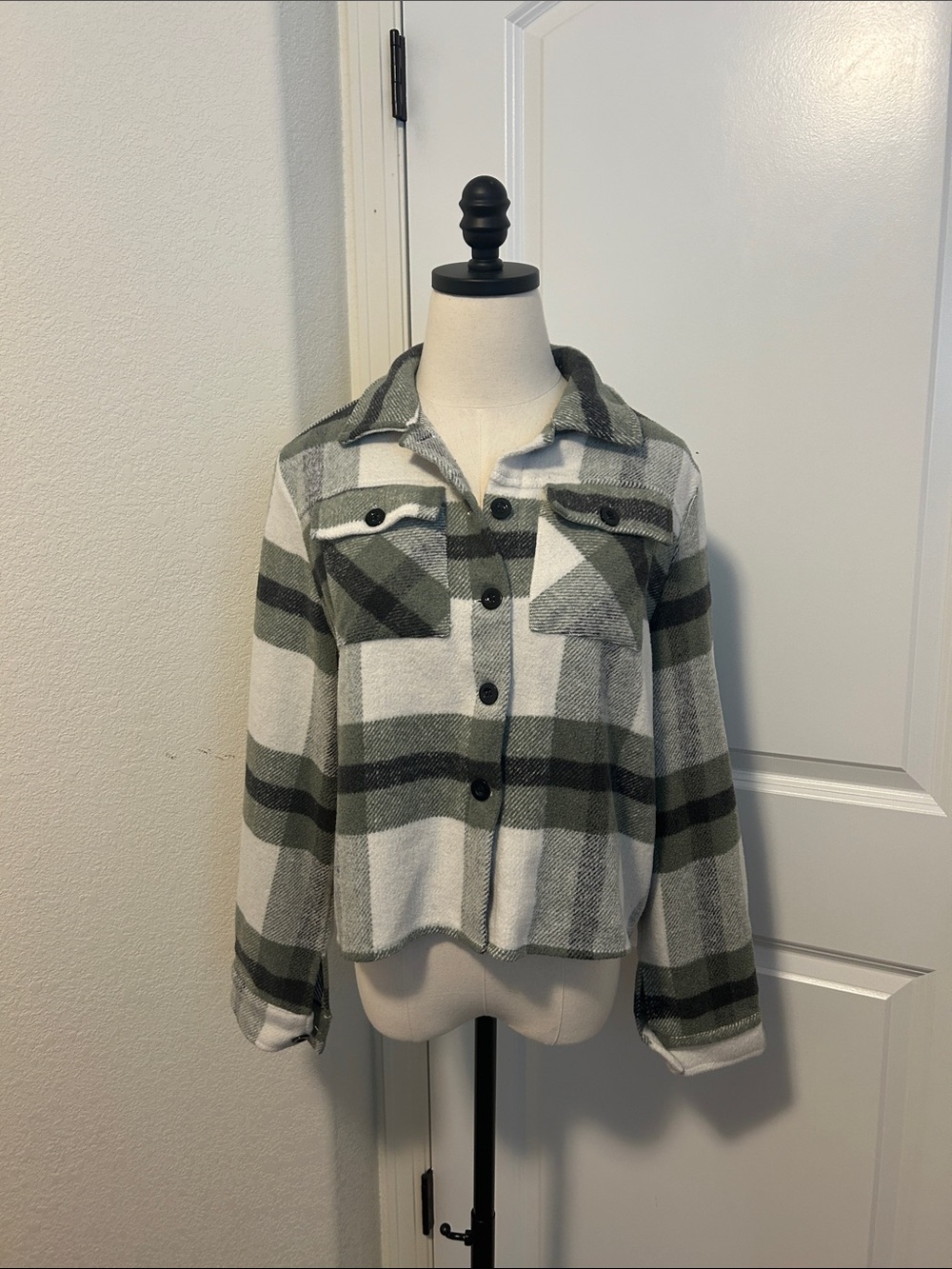 Women’s Green & White Plaid Button-Up Shacket Size Small